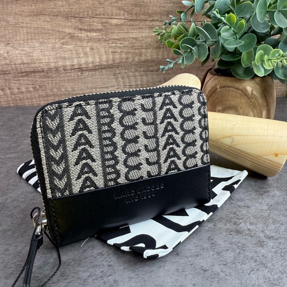 NWT Marc Jacobs Monogram Zip Around Card Case - Picture 2 of 6